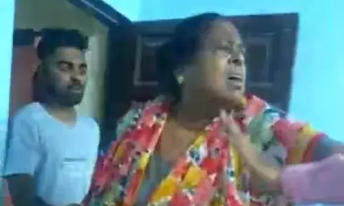 वीज कनेक्शन कट केलेल्या महिलेचा संताप, कर्मचाऱ्यांना मारहाण वीज कनेक्शन कट केलेल्या महिलेचा संताप, कर्मचाऱ्यांना मारहाण