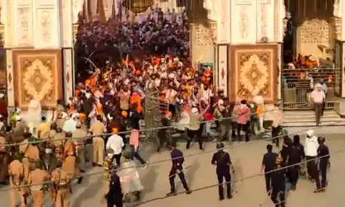 नांदेड : हल्लाबोल कार्यक्रमात तुफान राडा, पोलिसांच्या गाड्या फोडल्या नांदेड : हल्लाबोल कार्यक्रमात तुफान राडा, पोलिसांच्या गाड्या फोडल्या