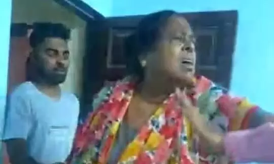 वीज कनेक्शन कट केलेल्या महिलेचा संताप, कर्मचाऱ्यांना मारहाण
