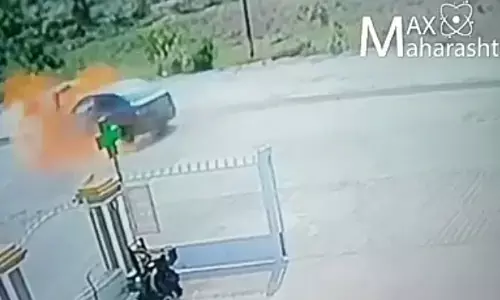 रिक्षा आणि कारच्या धडकेमुळे स्फोट, चौघांचा मृत्यू रिक्षा आणि कारच्या धडकेमुळे स्फोट, चौघांचा मृत्यू