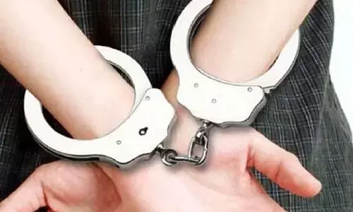 सचिन वाझे प्रकरणी विमानतळावरुन एका महिलेला अटक