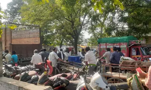 लॉकडाऊनच्या आधी बाजारात गर्दी, सोशल डिस्टन्सिंगची ऐशीतैशी