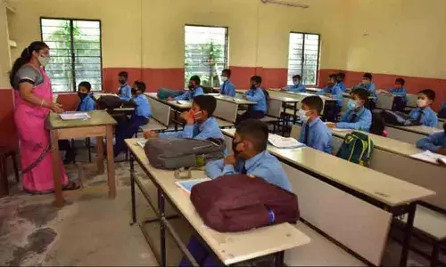 मोठी बातमी : पहिली ते आठवीच्या परीक्षा रद्द, विद्यार्थी थेट पुढच्या वर्गात मोठी बातमी : पहिली ते आठवीच्या परीक्षा रद्द, विद्यार्थी थेट पुढच्या वर्गात