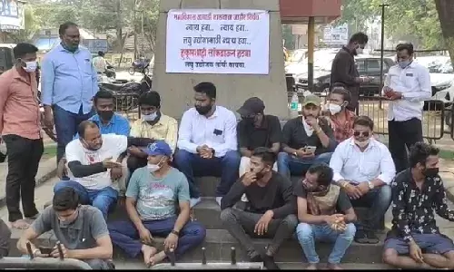 निर्बंधांविरोधात व्यापारी रस्त्यावर, मुख्यमंत्र्यांनी घेतली दखल