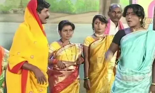 Ground Report : तमाशा कलावंत मेल्यावर तमाशा जिवंत कसा राहील ? Ground Report : तमाशा कलावंत मेल्यावर तमाशा जिवंत कसा राहील ?
