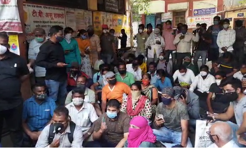 Video: पुण्यात रेमडीसीवीरसाठी लोकांचं आंदोलन