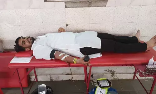 रक्तदान करून तरुणांनी साजरी केली भीम जयंती