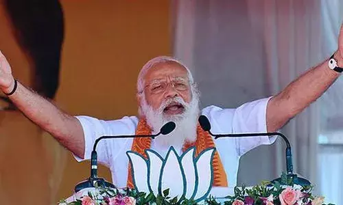 कोरोनाच्या दुसऱ्या लाटेला निवडणूक आयोग आणि केंद्रच जबाबदार - सामना कोरोनाच्या दुसऱ्या लाटेला निवडणूक आयोग आणि केंद्रच जबाबदार - सामना