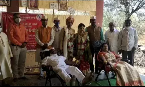 कोरोना संकटात समाजसेवेचा आदर्श, पंगतीऐवजी लग्नात रक्तदान कोरोना संकटात समाजसेवेचा आदर्श, पंगतीऐवजी लग्नात रक्तदान