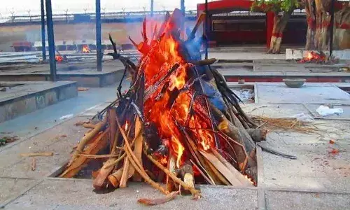 मुठभर मातीसाठी कोरोना रुग्णाची मृत्यूनंतरही परवड मुठभर मातीसाठी कोरोना रुग्णाची मृत्यूनंतरही परवड