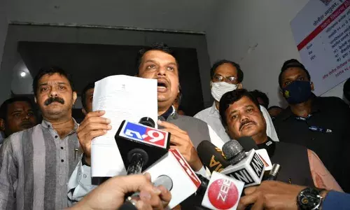 रेमडीसीवीर इंजेक्शनवरुन मुंबईत मध्यरात्री राजकीय नाट्य, फडणवीसांच्या भूमिकेवर सवाल