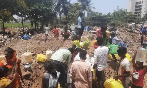 दुष्काळात तेरावा: चारकोप मध्ये लक्ष्मण भंडारी चाळीवर प्रशासनाचा वरवंटा