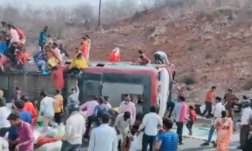 ग्वालियर: कामगारांनी भरलेली बस पलटली, 2 कामगारांचा जागीच मृत्यू