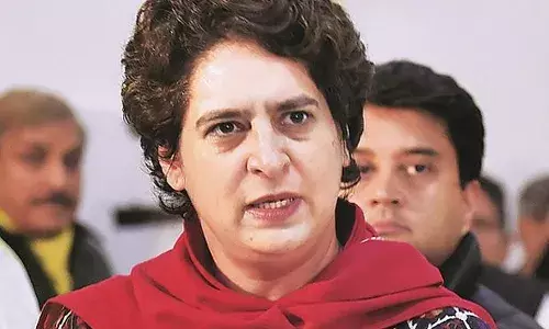 कामगारांच्या प्रश्नावरून प्रियंका गांधी भडकल्या, रोख मदत देण्याची मागणी कामगारांच्या प्रश्नावरून प्रियंका गांधी भडकल्या, रोख मदत देण्याची मागणी