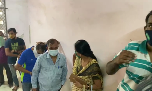 चेंबूर लसीकरण: मॉ हॉस्पिटलमध्ये सोशल डिस्टसिंगचा फज्जा