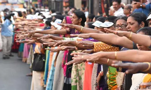 बाजाराने गिळंकृत केले महीलांचे प्रश्न बाजाराने गिळंकृत केले महीलांचे प्रश्न