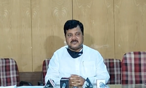 राजकारण थांबवा, लसीकरण निश्चित वेळेतच व्हायला हवं : प्रविण दरेकर