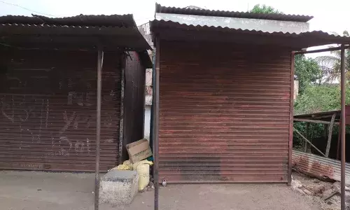 वस्तऱ्यावर चालणाऱ्या पोटांनी कसे जगायचे? वस्तऱ्यावर चालणाऱ्या पोटांनी कसे जगायचे?