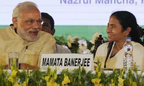 प. बंगालमध्ये ममतांना दिलासा, सुरुवातीच्या कलांमध्ये तृणमूल आघाडीवर प. बंगालमध्ये ममतांना दिलासा, सुरुवातीच्या कलांमध्ये तृणमूल आघाडीवर