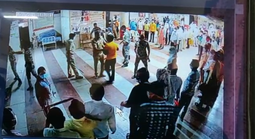 Video: लसीकरण केंद्रावर तरुणांची पोलीसांसोबत हुज्जत, पोलिसांनी केली धुलाई