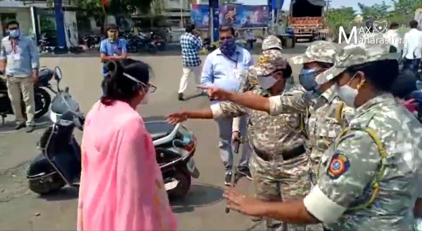 इथे माणुसकी हरवली..! रुग्णालयात जाणाऱ्या महिलेचा पोलिसांसमोर हंबरडा; तरीही पोलीसांनी केली कारवाई