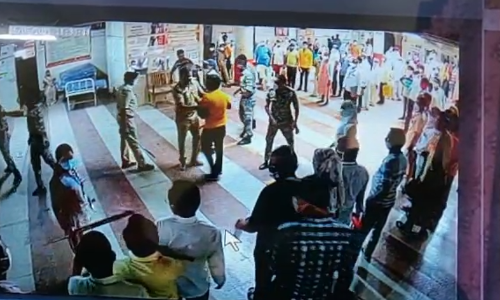 Video: लसीकरण केंद्रावर तरुणांची पोलीसांसोबत हुज्जत, पोलिसांनी केली धुलाई