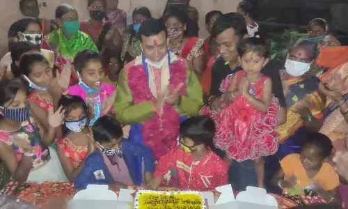 शिवसेनेच्या माजी महापौरांच्या वाढदिवसानिमित्त सेलिब्रेशन शिवसेनेच्या माजी महापौरांच्या वाढदिवसानिमित्त सेलिब्रेशन