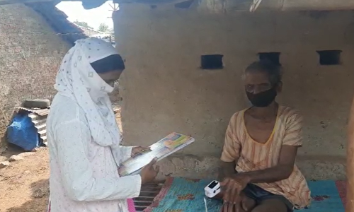 GroundReport : कोरोना योद्धा आशा सेविका वाऱ्यावर, सुरक्षेविनाच करताय काम