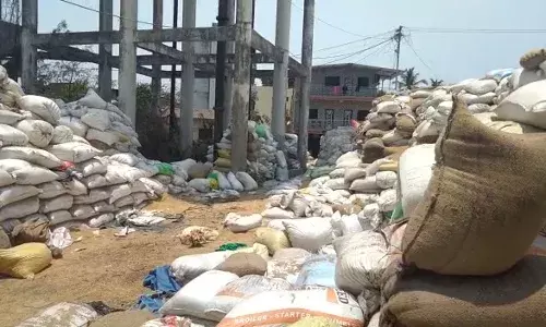 रायगडात कोरोना काळात हजारो टन धान्याची नासाडी: वडखळ गोदामाबाहेरील हजारो टन धान्य नुकसानीचा व्हिडियो सोशल मीडियावर व्हायरल, प्रशासनाचे मात्र दुर्लक्ष रायगडात कोरोना काळात हजारो टन धान्याची नासाडी: वडखळ गोदामाबाहेरील हजारो टन धान्य नुकसानीचा व्हिडियो सोशल मीडियावर व्हायरल, प्रशासनाचे मात्र दुर्लक्ष