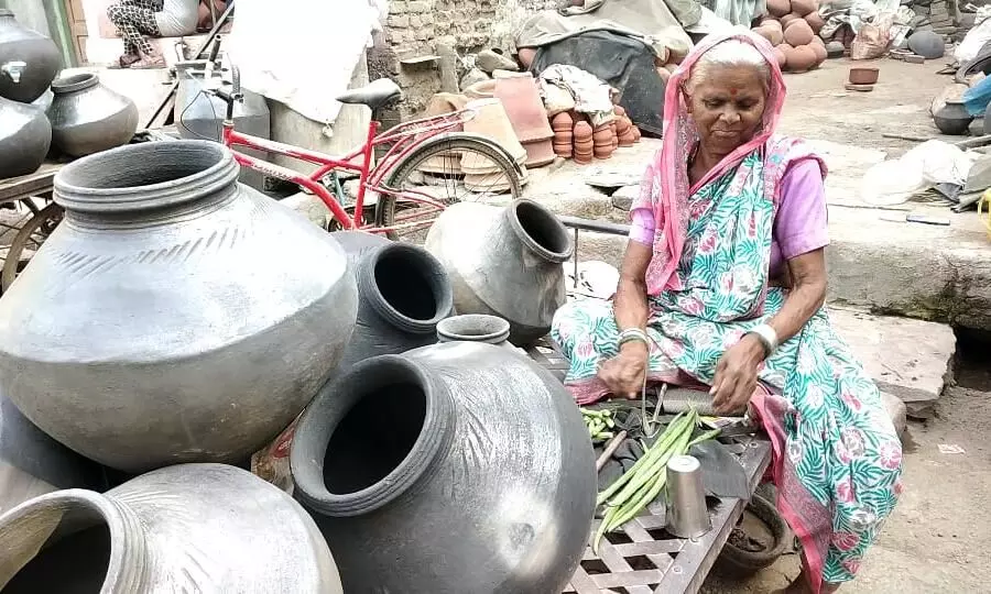 लॉकडाऊनमुळे बारा बलुतेदार दारिद्र्याच्या खाईत