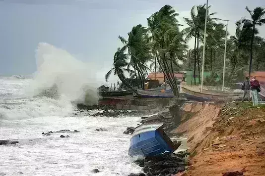 तौक्ते चक्री वादळ धडकले रायगड समुद्र किनारी.....