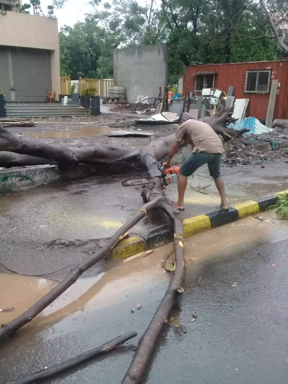 Tauktae Cyclone: रायगडमध्ये रेड अलर्ट, सकाळपासून दोन व्यक्तींचा मृत्यू, काय आहे रायगडची स्थिती...