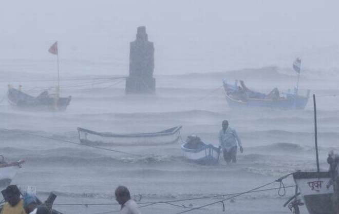 Tauktae Cyclone: मुंबईजवळ समुद्रात अडकलेल्या 177 जणांना वाचवण्यात यश, 96 लोक बेपत्ता, मदत कार्य सुरुच...