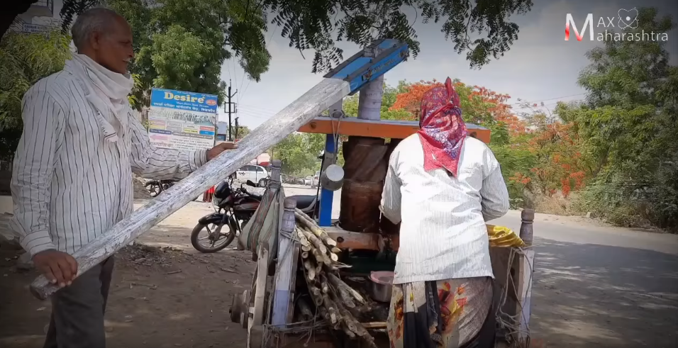रस्त्यावरील आयुष्याचा रस गाडा...