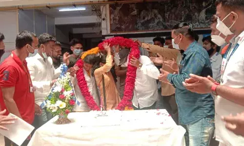 कोरोना वार्डाच्या आवारातच जल्लोषात वाढदिवस साजरा कोरोना वार्डाच्या आवारातच जल्लोषात वाढदिवस साजरा