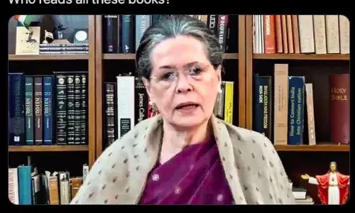 Fact Check: सोनिया गांधींच्या लायब्ररीत भारताला ख्रिश्चन देश बनवण्याची पुस्तक आहेत का? Fact Check: सोनिया गांधींच्या लायब्ररीत भारताला ख्रिश्चन देश बनवण्याची पुस्तक आहेत का?