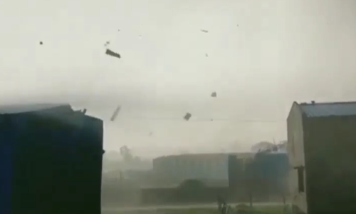 वादळी वाऱ्याने कारखान्याचे पत्रे उडाले