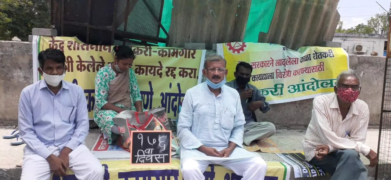 #FarmerProtest :  वर्ध्यात सत्याग्रह करणाऱ्या शेतकऱ्यांचा मंडप प्रशासनाने हटवला