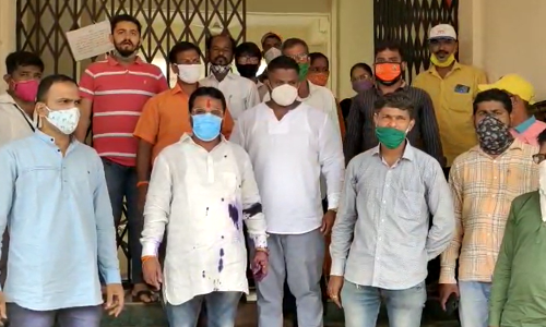 खराब रस्त्याच्या विरोधात शिवसेनेचं आंदोलन, शाखा अभियंत्यांच्या तोंडाला फासली शाही