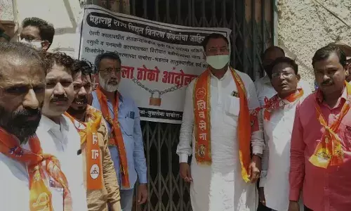 ठाकरे सरकारला घरचा आहेर, सत्ताधारी शिवसेनेच्या आमदारानेच ठोकलं महावितरणला टाळं ठाकरे सरकारला घरचा आहेर, सत्ताधारी शिवसेनेच्या आमदारानेच ठोकलं महावितरणला टाळं