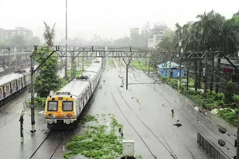 Mumbai Heavy Rainfall: मध्य रेल्वेची वाहतूक विस्कळीत