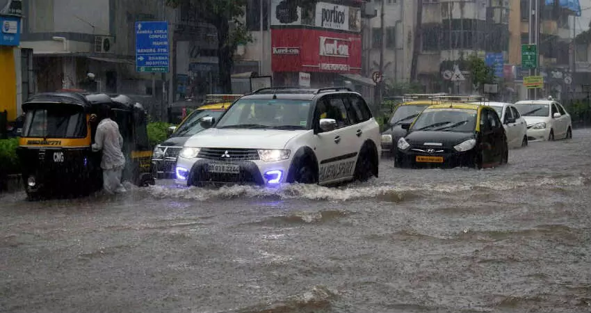 Monsoon 2021 :  ठाणे जिल्ह्यात हायअलर्ट, गरज असेल तरच घराबाहेर पडा जिल्हाधिकाऱ्यांचे आवाहन