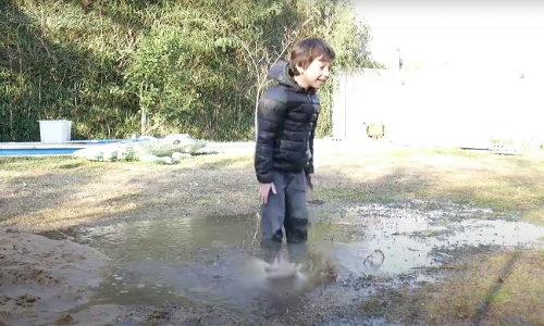 Fact Check: मॅन हॉलमध्ये पडलेल्या मुलाचा व्हिडिओ खरा आहे का?