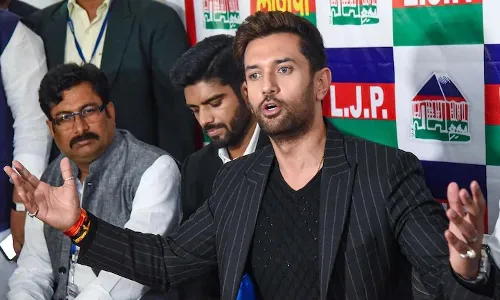 मैं शेर का बेटा हूं, घायाळ चिराग पासवान ने काकासह नितिश कुमारला ललकारलं मैं शेर का बेटा हूं, घायाळ चिराग पासवान ने काकासह नितिश कुमारला ललकारलं