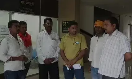 पीक कर्जासाठी शेतकऱ्यांचे हाल, पंतप्रधानांकडे किडनी विकण्यासाठी परवानगीची मागणी पीक कर्जासाठी शेतकऱ्यांचे हाल, पंतप्रधानांकडे किडनी विकण्यासाठी परवानगीची मागणी