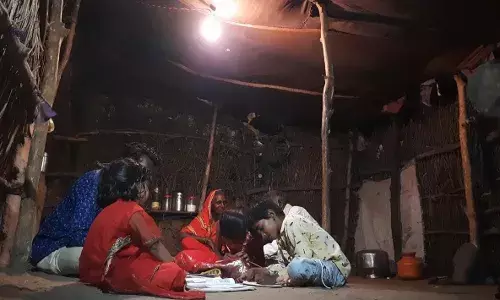 MaxMaharashtra Impact: अंधारलेल्या गावात तब्बल तीस वर्षांनी लाईट आली.... MaxMaharashtra Impact: अंधारलेल्या गावात तब्बल तीस वर्षांनी लाईट आली....