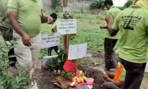 सात जन्म ही पत्नी नको म्हणून पुरूषांच्या पिंपळाला प्रदक्षिणा