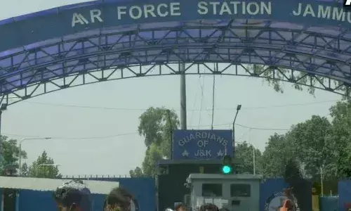 जम्मू काश्मीरमधील ड्रोन हल्ल्यांवरुन शिवसेनेचा मोदी सरकारवर निशाणा जम्मू काश्मीरमधील ड्रोन हल्ल्यांवरुन शिवसेनेचा मोदी सरकारवर निशाणा