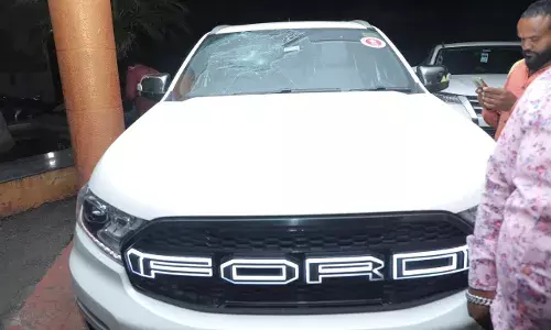 गोपीचंद पडळकर यांच्या गाडीवर दगडफेक