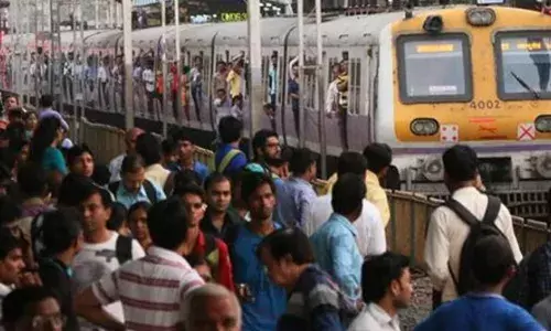 लसीचे २ डोस घेतलेल्या नागरिकांना लोकल रेल्वे प्रवासाची परवानगी द्या: प्रहारची मोदींकडे मागणी लसीचे २ डोस घेतलेल्या नागरिकांना लोकल रेल्वे प्रवासाची परवानगी द्या: प्रहारची मोदींकडे मागणी